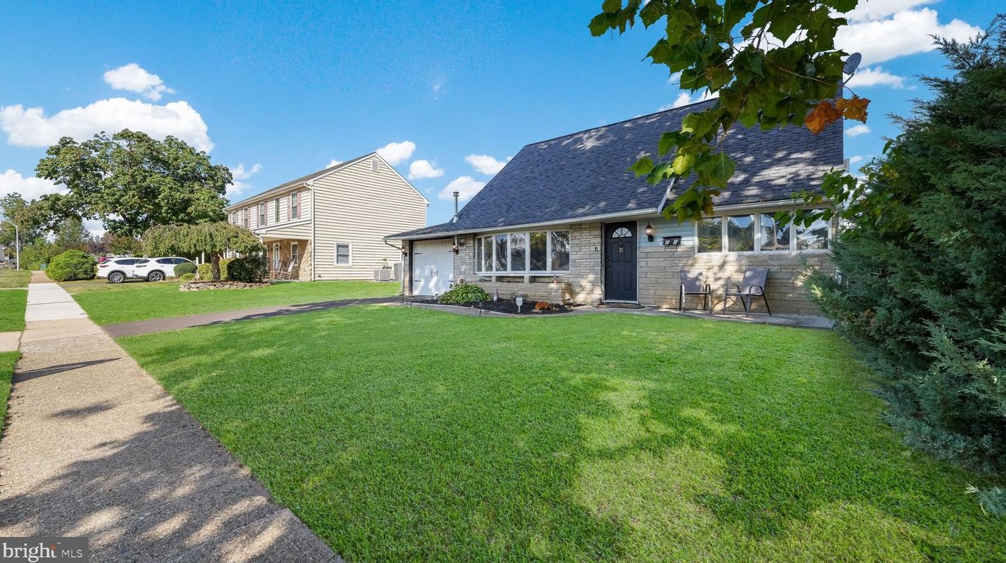 21 Canary Rd, Levittown, PA 19057