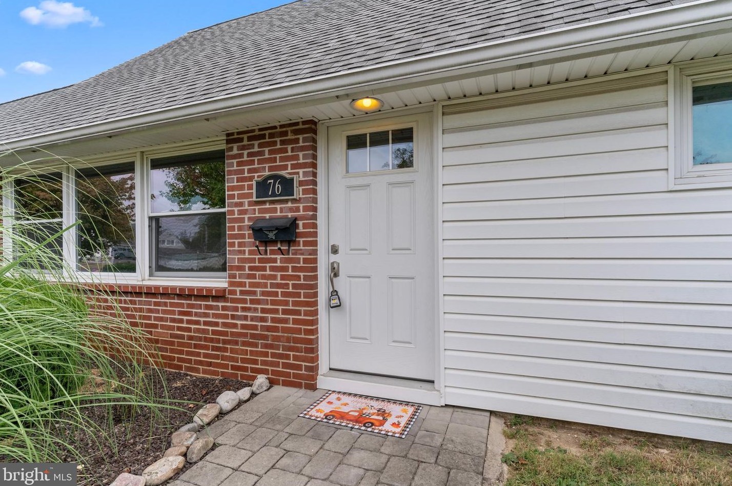 76 Cardinal Rd, Levittown, PA 19057