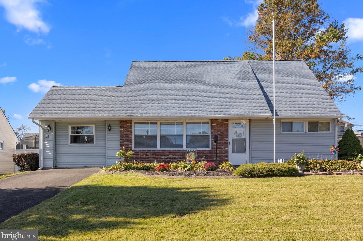 21 Petunia Rd, Levittown, PA 19056