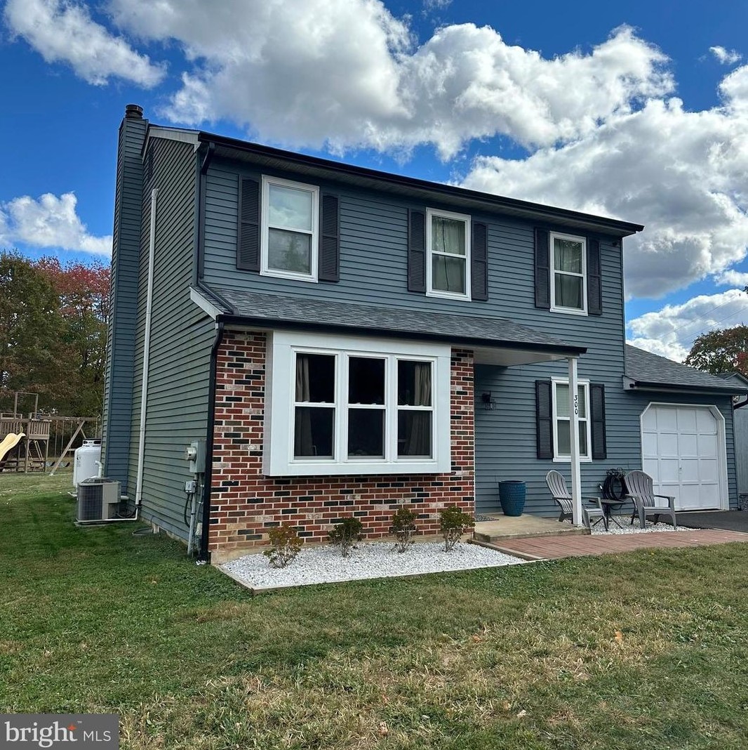 300 Pheasant Run Dr, Gardenville, PA 18901