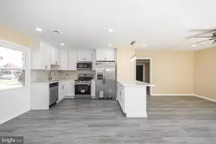 20 Serpentine Ln, Levittown, PA 19055 - Photo 4