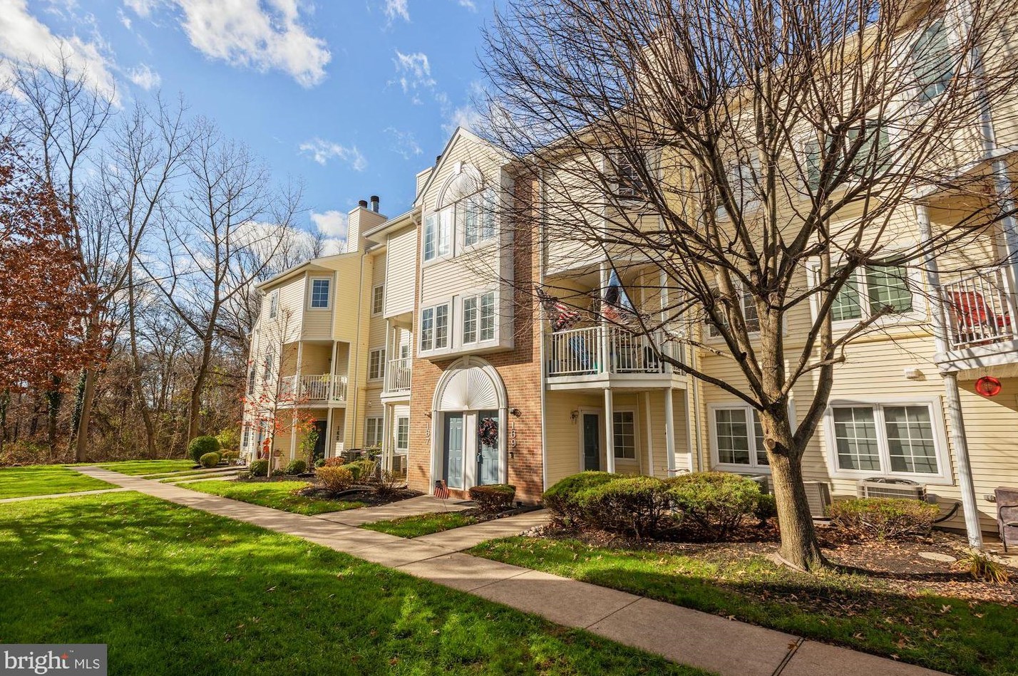 169 Naomi Ct, Levittown, PA 19057-3637
