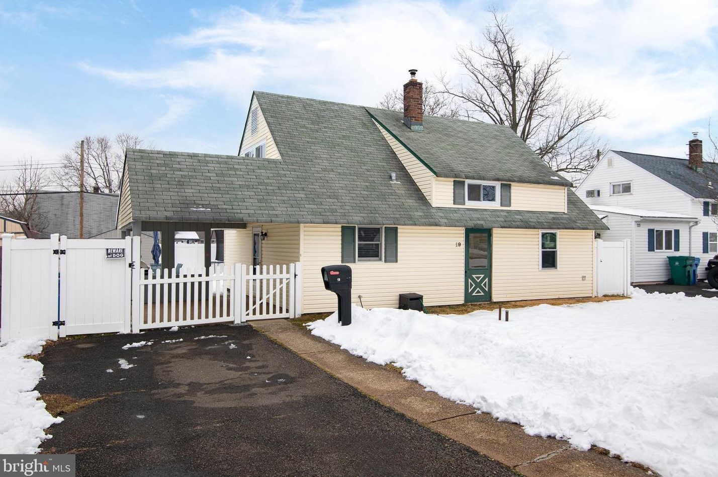 19 Holly Dr, Levittown, PA 19055-1311