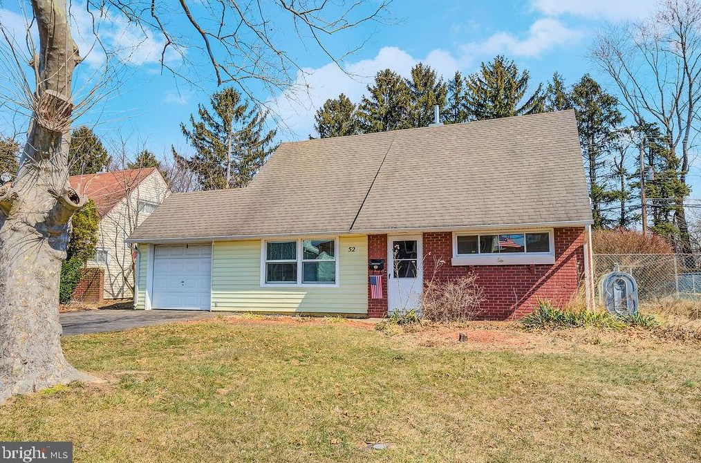 52 Kenwood Dr, Levittown, PA 19055-2416