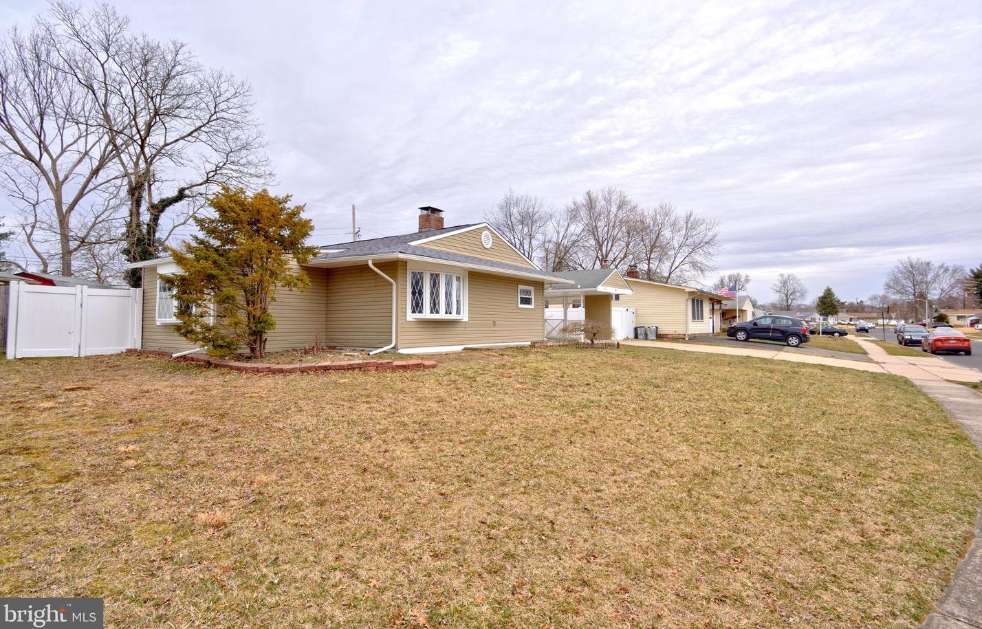 21 Bald Cypress Ln, Levittown, PA 19054-2801