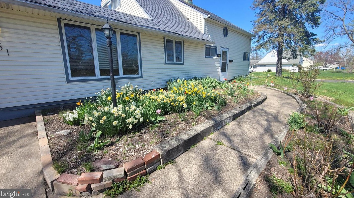251 Holly Dr, Levittown, PA 19055