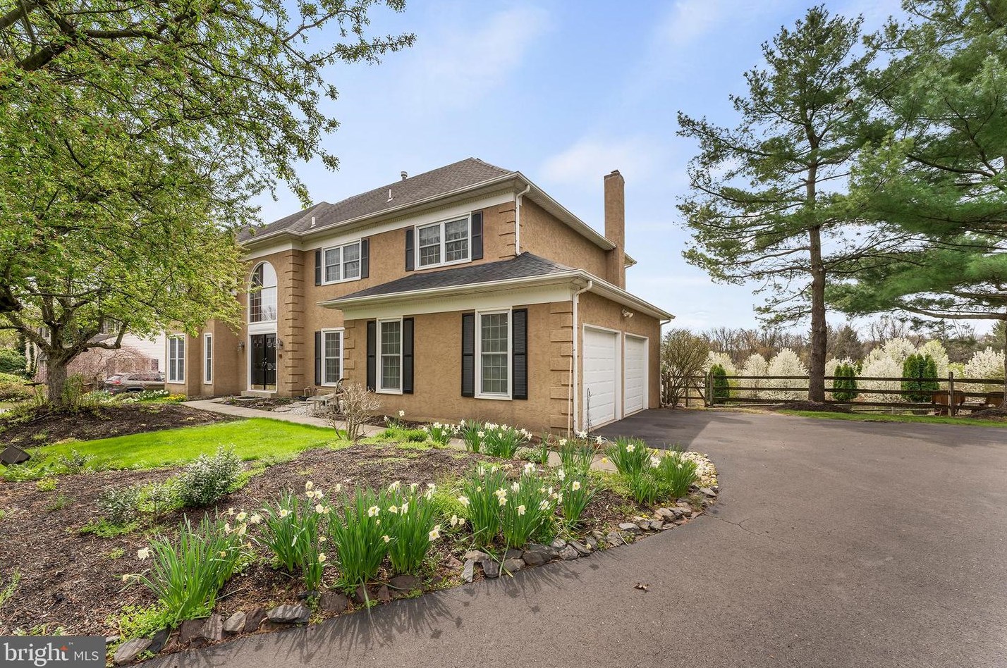 9 Versailles Cir, Gardenville, PA