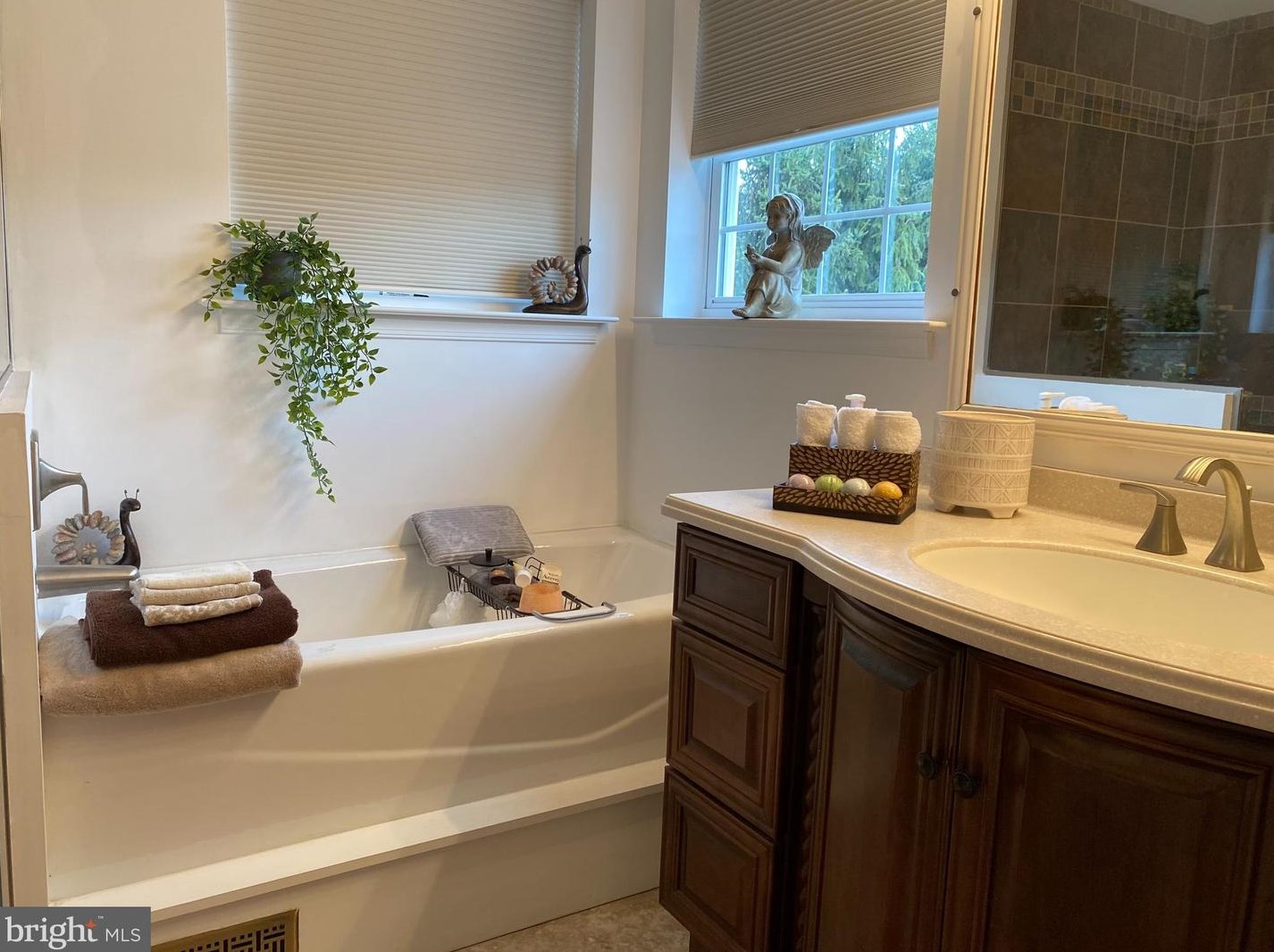 105 Aspen Dr, Sellersville PA  18960-1659 exterior