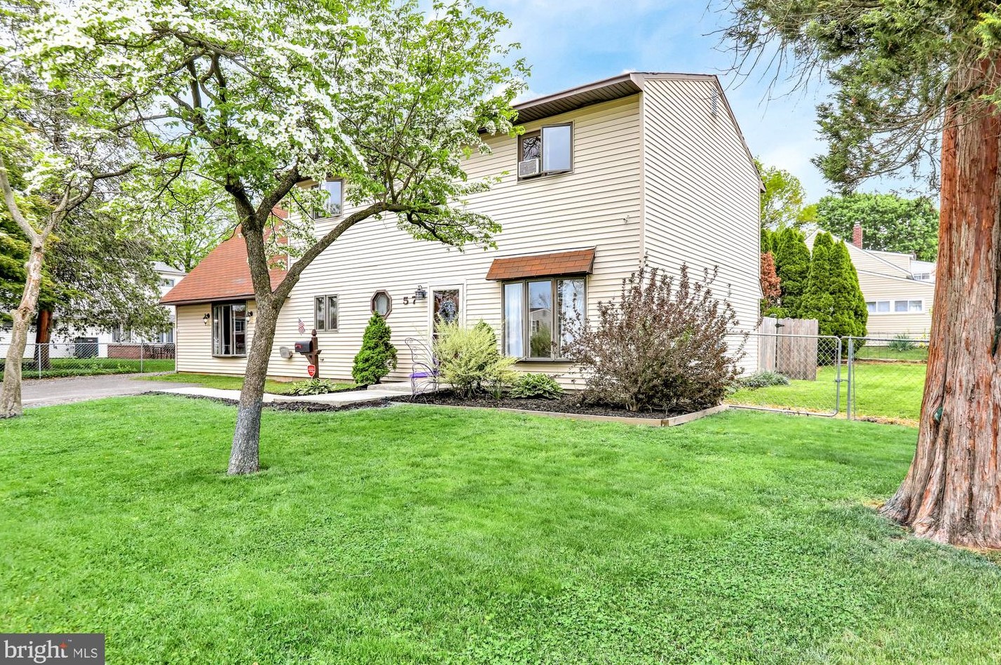 57 Holly Dr, Levittown, PA 19055-1313