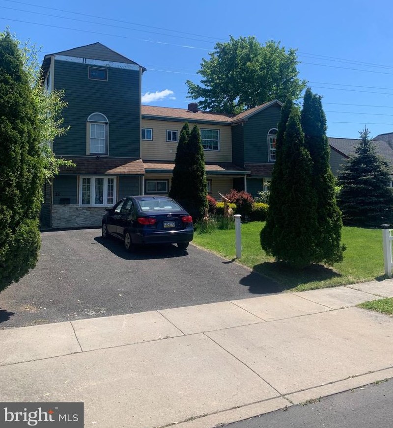 22 Coral Ln, Levittown, PA 19055-1610