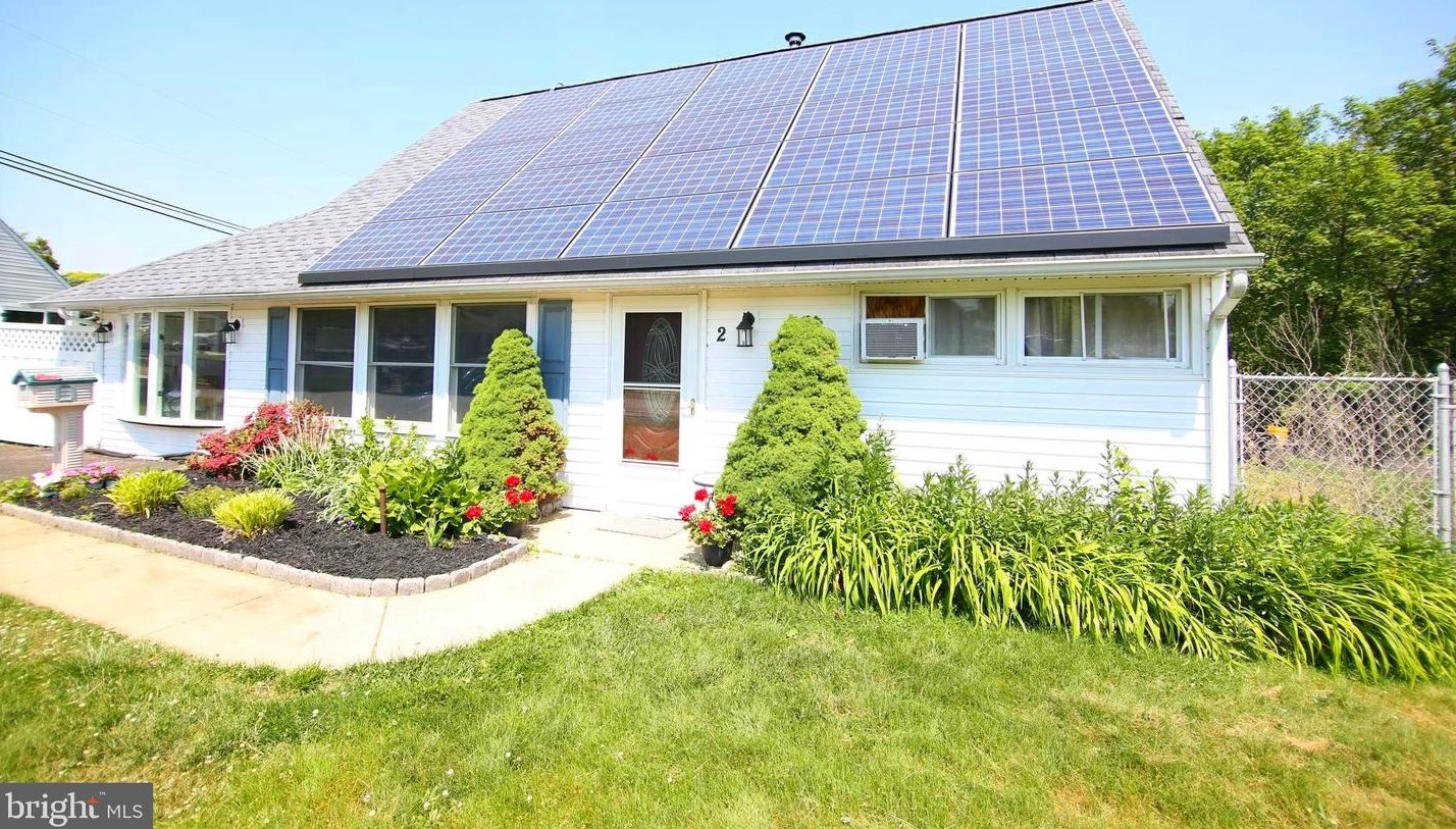 2 Crestwood Rd, Levittown, PA 19057-1727