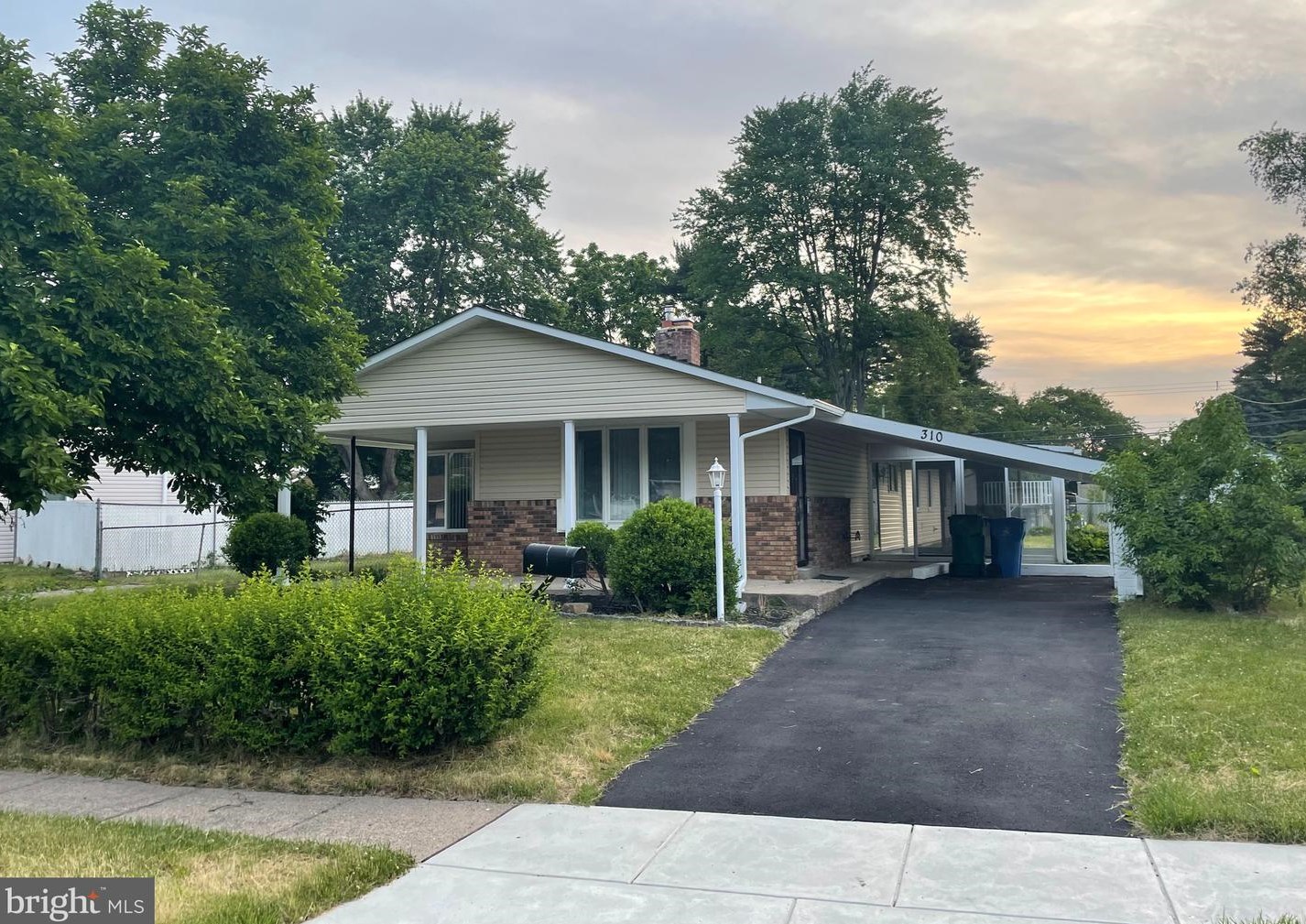 310 Dogwood Dr, Levittown, PA 19055