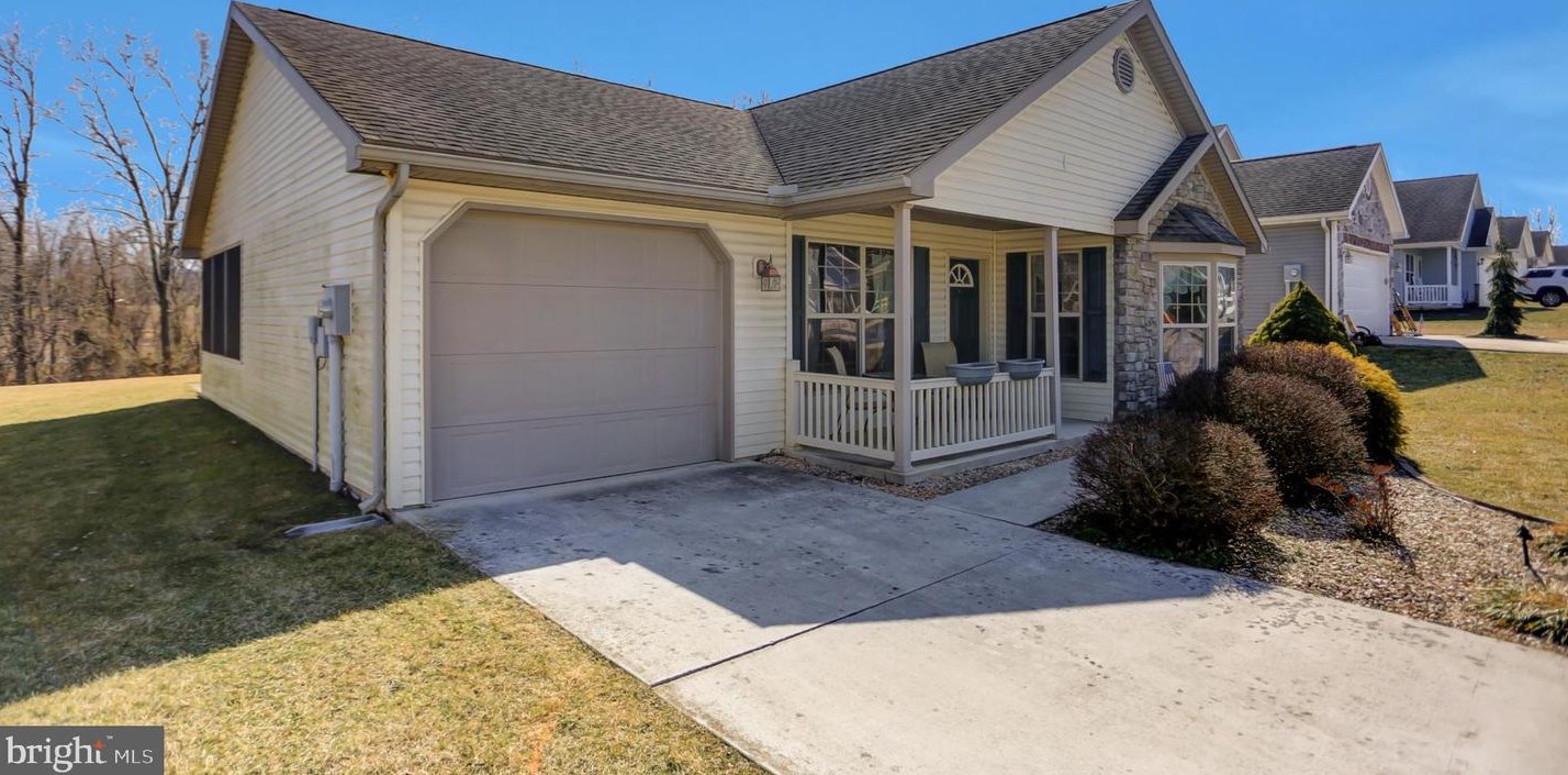84 Lantern Ln, Lees Cross Roads, PA 17257