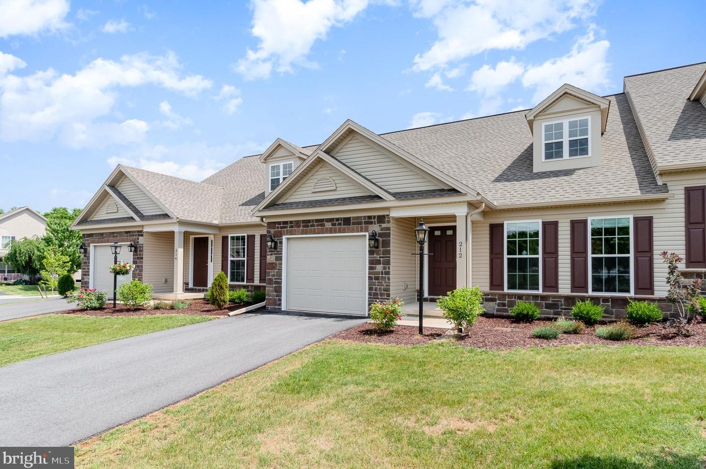 212 Thorncrest Dr, Carlisle, PA 17015