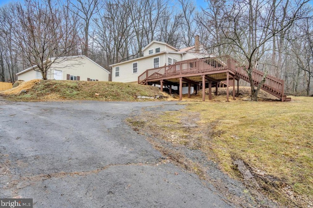 6 E Locust St, Mount Holly Springs, PA 17065