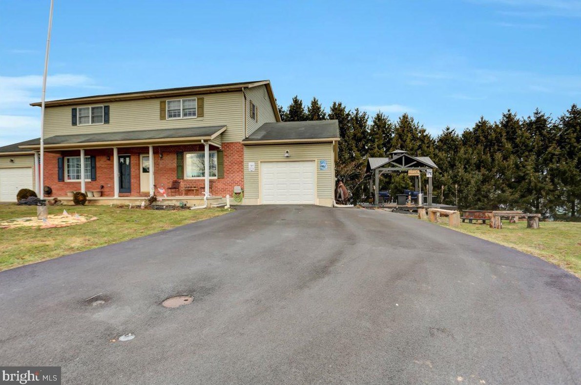 4 Holly Ct, Lees Cross Roads, PA 17257