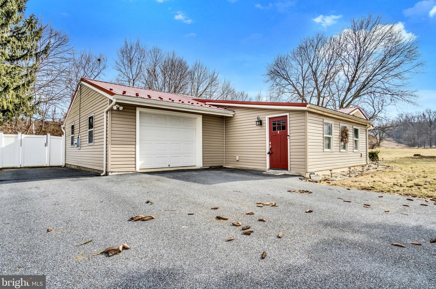 10 White House Rd, Lees Cross Roads, PA 17257