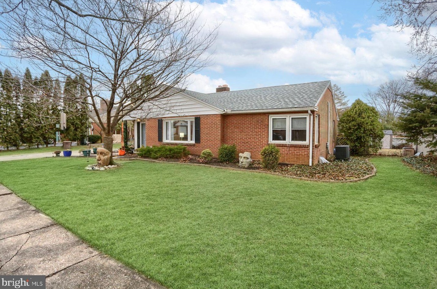 40 Center Dr, Camp Hill, PA 17011