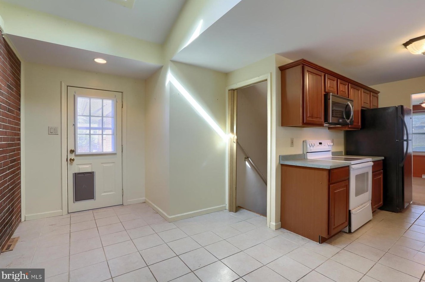 28 Center Dr, Camp Hill, PA 17011