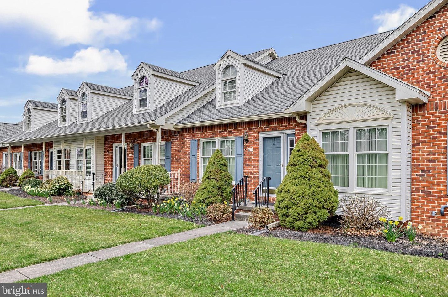 1214 White Birch Ln, Carlisle, PA 17013