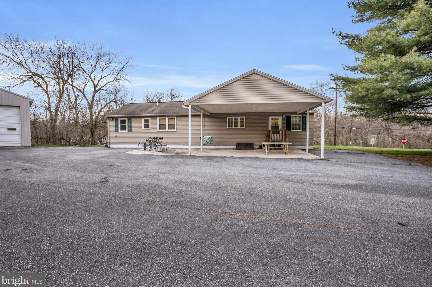 2 W Middlesex Dr, Carlisle, PA 17013