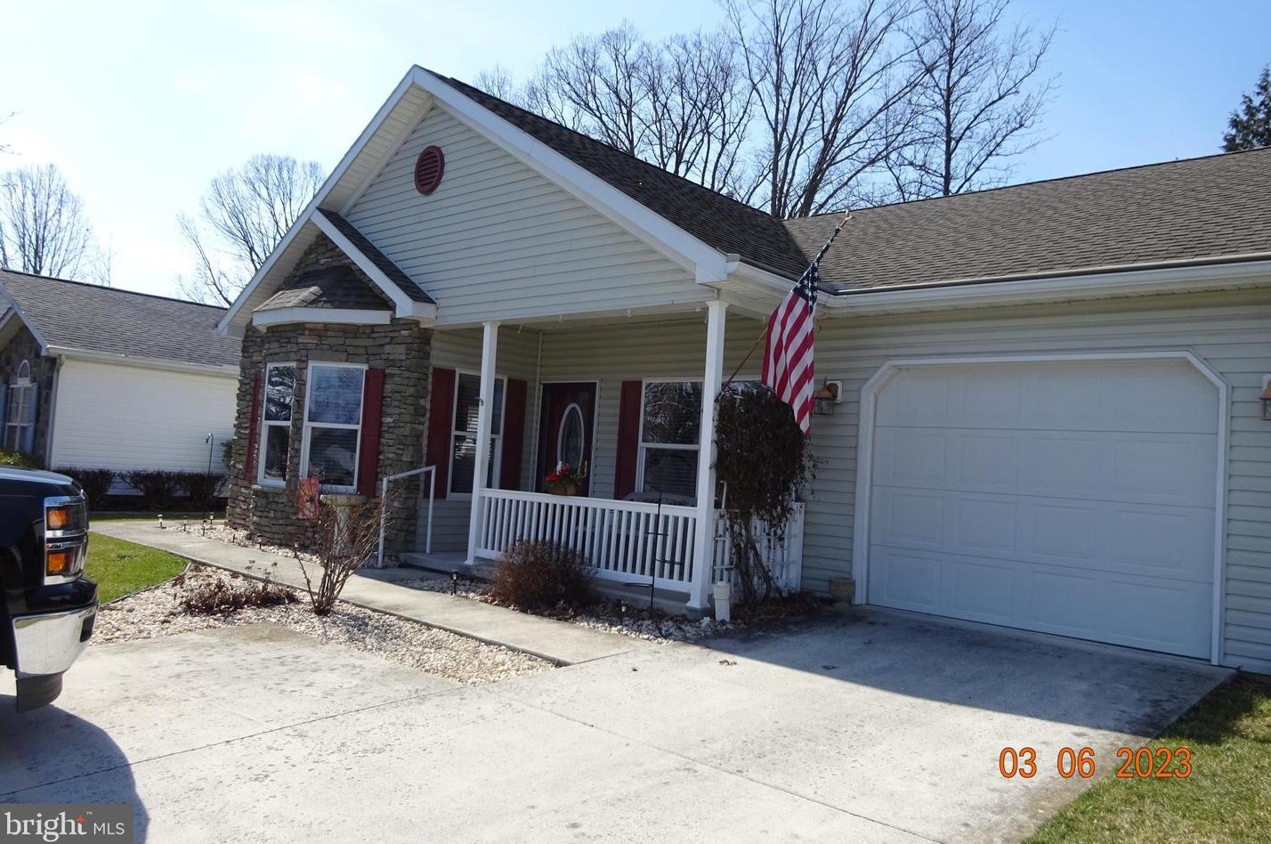 8 Lantern Ln, Lees Cross Roads, PA 17257