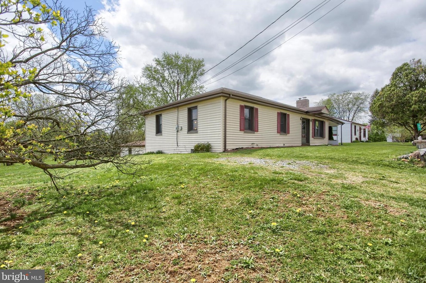17 Oak Ave, West Enola, PA 17025
