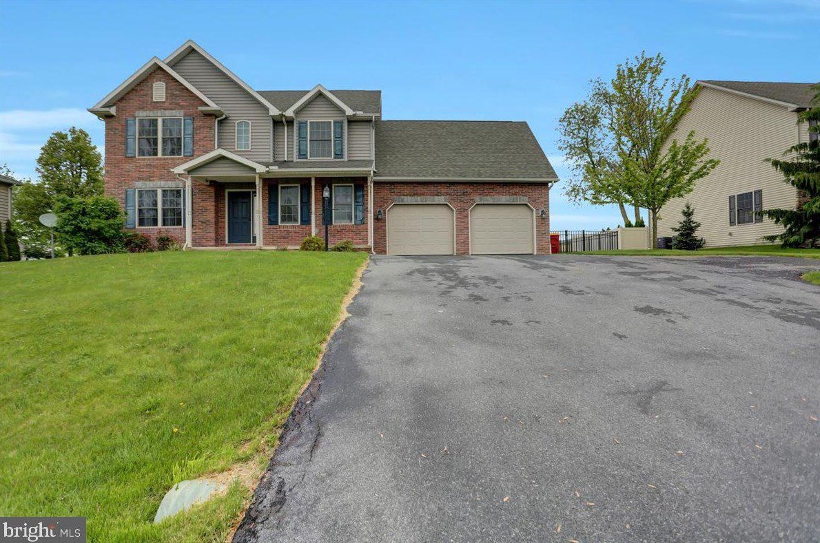 8 Red Hawk Dr, Lees Cross Roads, PA 17257