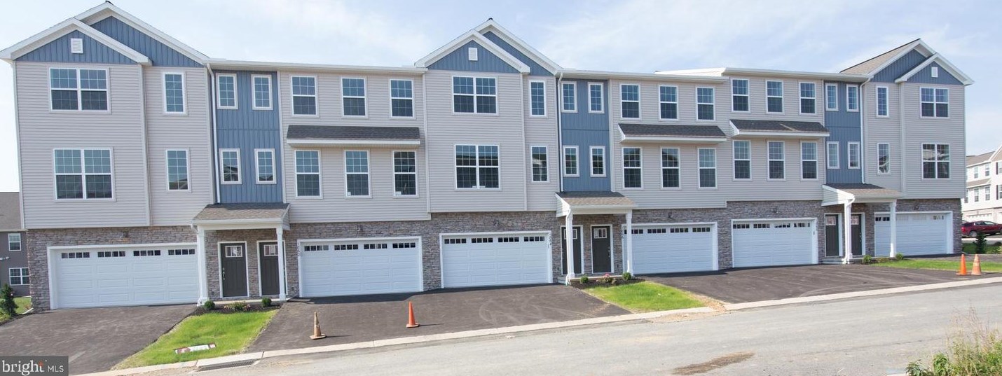 1862 Shady Lane Dr, Navy Sup Dpt, PA 17055