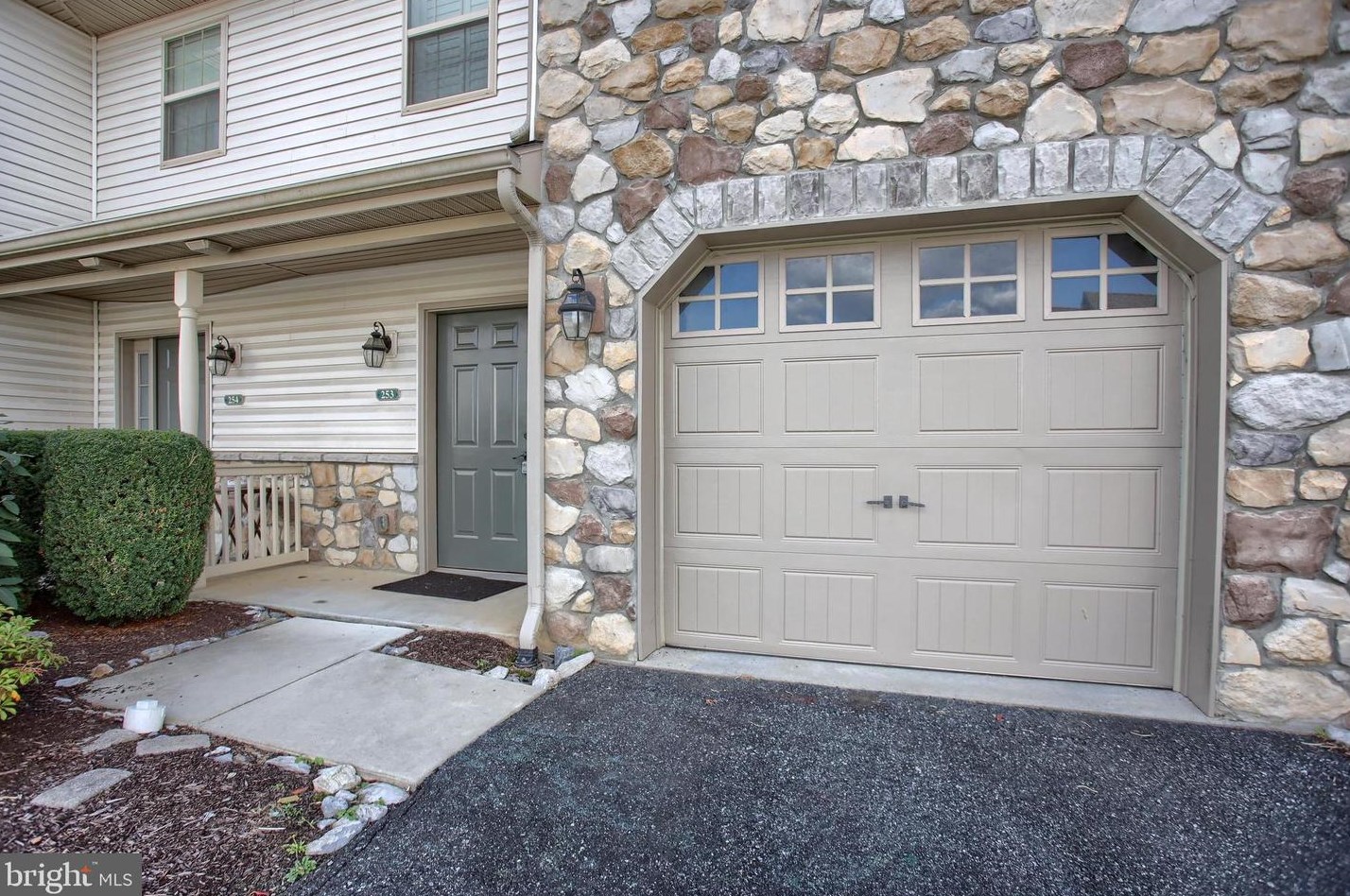 253 Melbourne Ln, Navy Sup Dpt, PA 17055