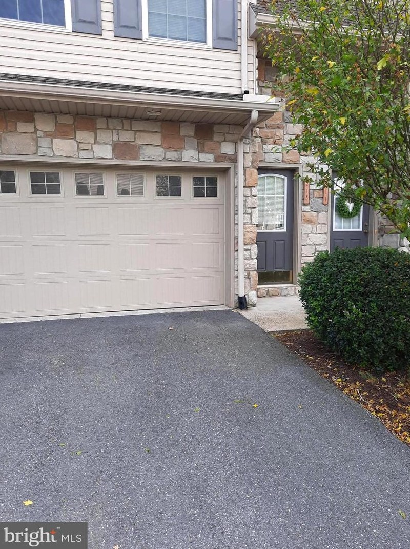 215 Antilles Ct, Navy Sup Dpt, PA 17050