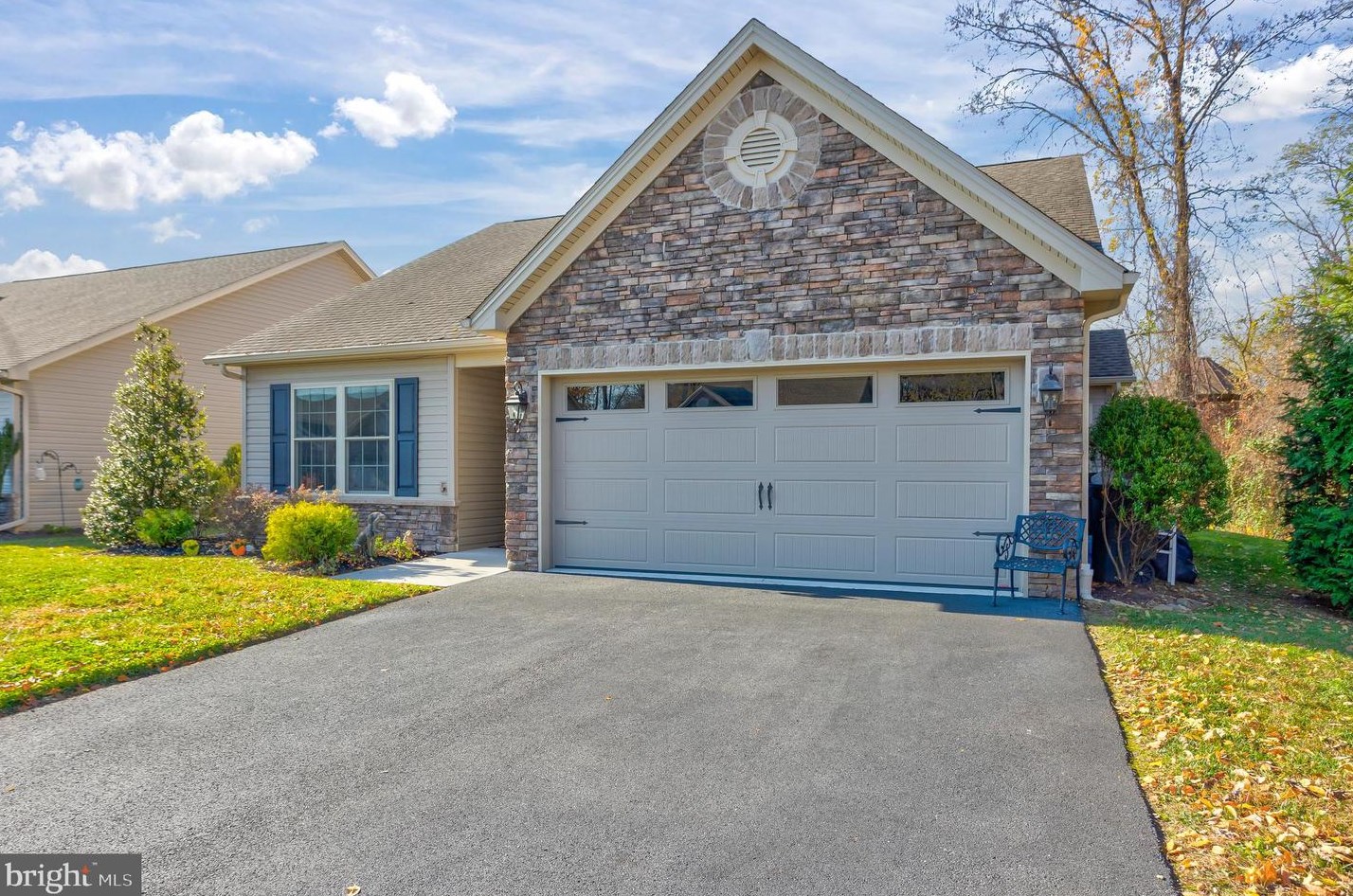 115 Thorncroft Dr, Navy Sup Dpt, PA 17050