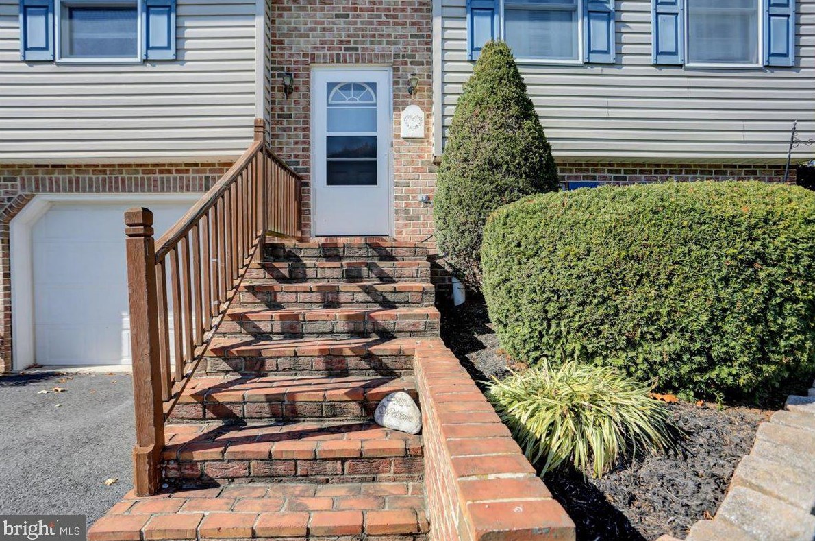 10 Meadow Ridge Dr, Lees Cross Roads, PA 17257