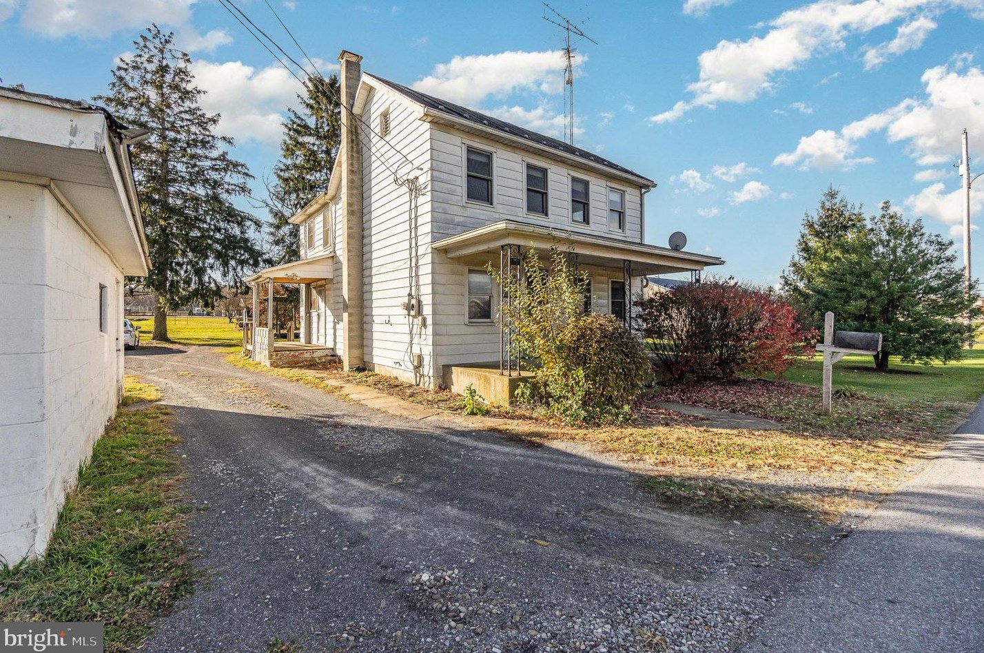 11 Broad St, Lees Cross Roads, PA 17257