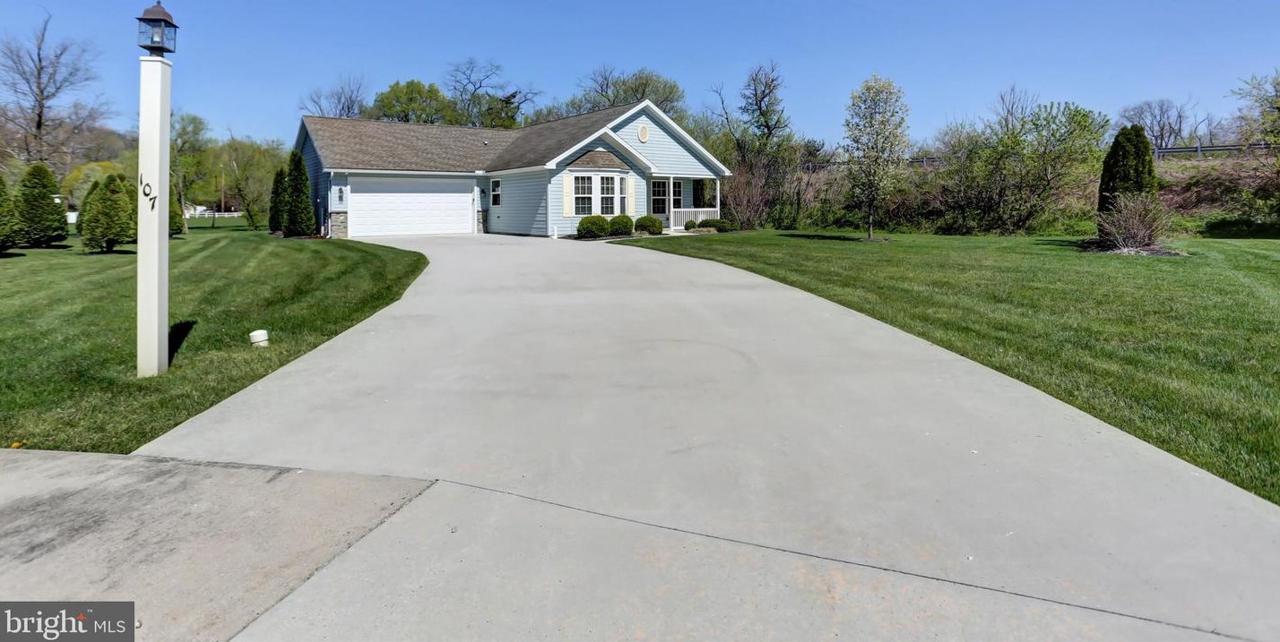 107 Colonial Ct, Lees Cross Roads, PA 17257