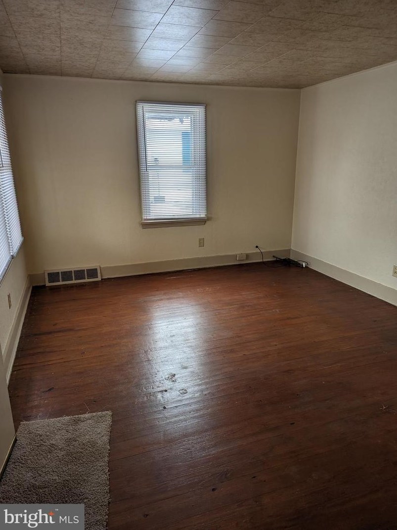 11 S George St, Navy Sup Dpt, PA 17055