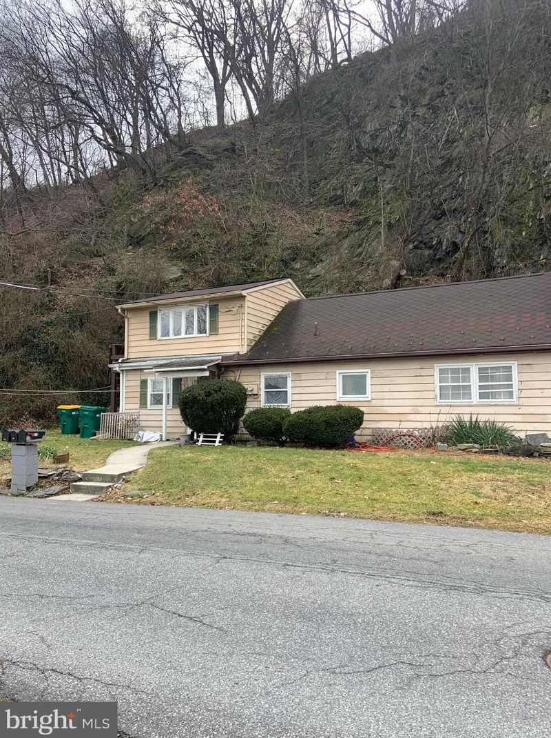 504 Front St, West Enola, PA 17025-3152
