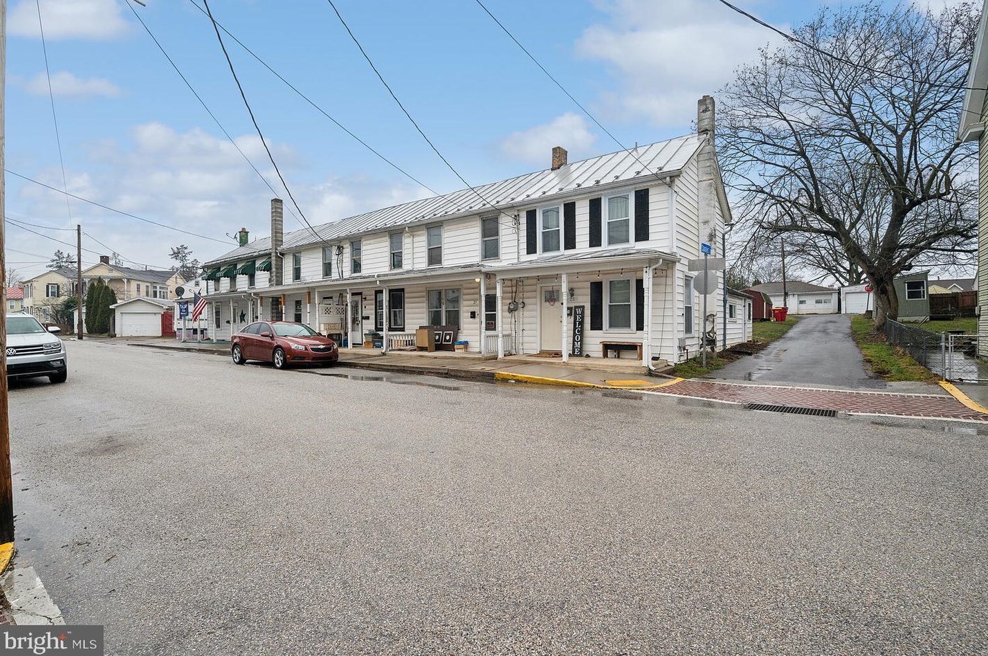 27 Chestnut St, North Newton, PA 17241-1303
