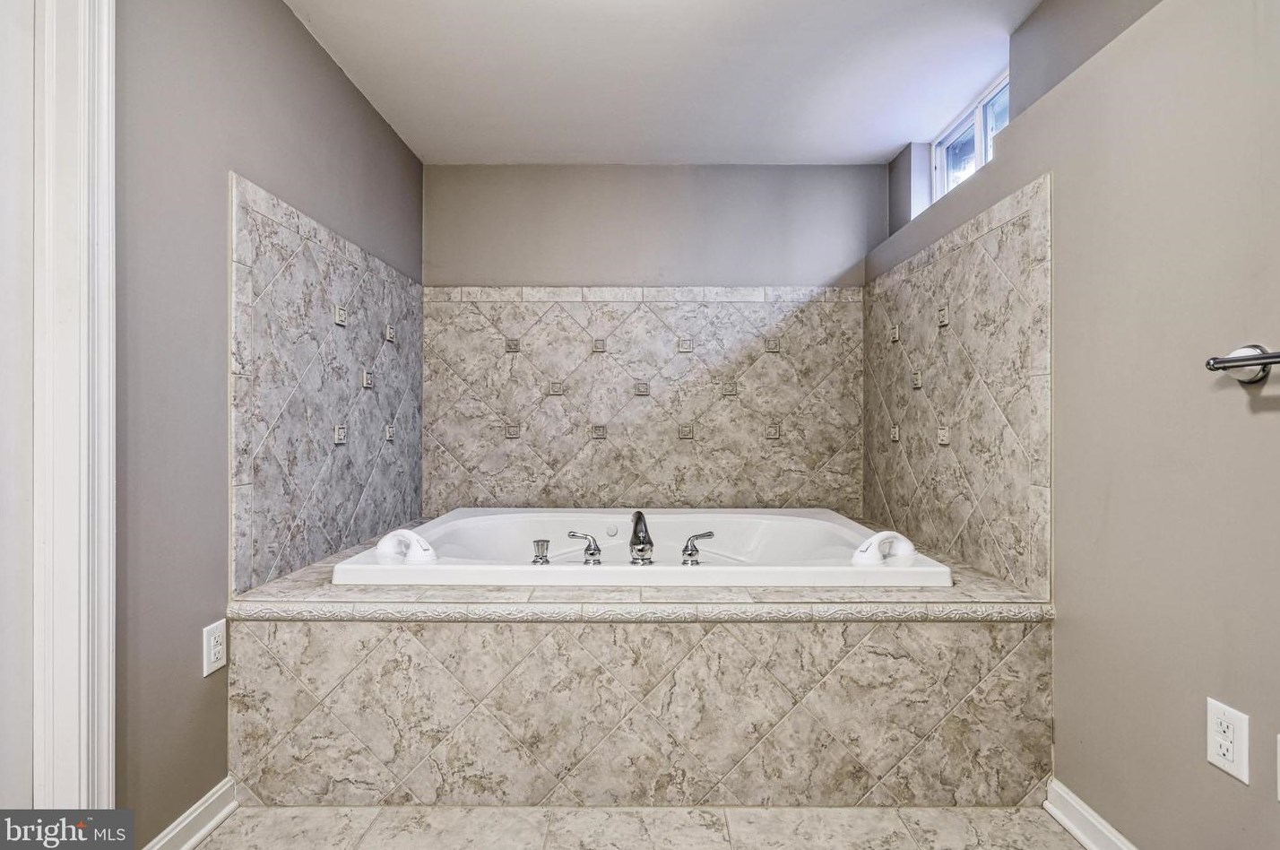 84 Cottonwood Ct, Carlisle PA  17013-8137 exterior