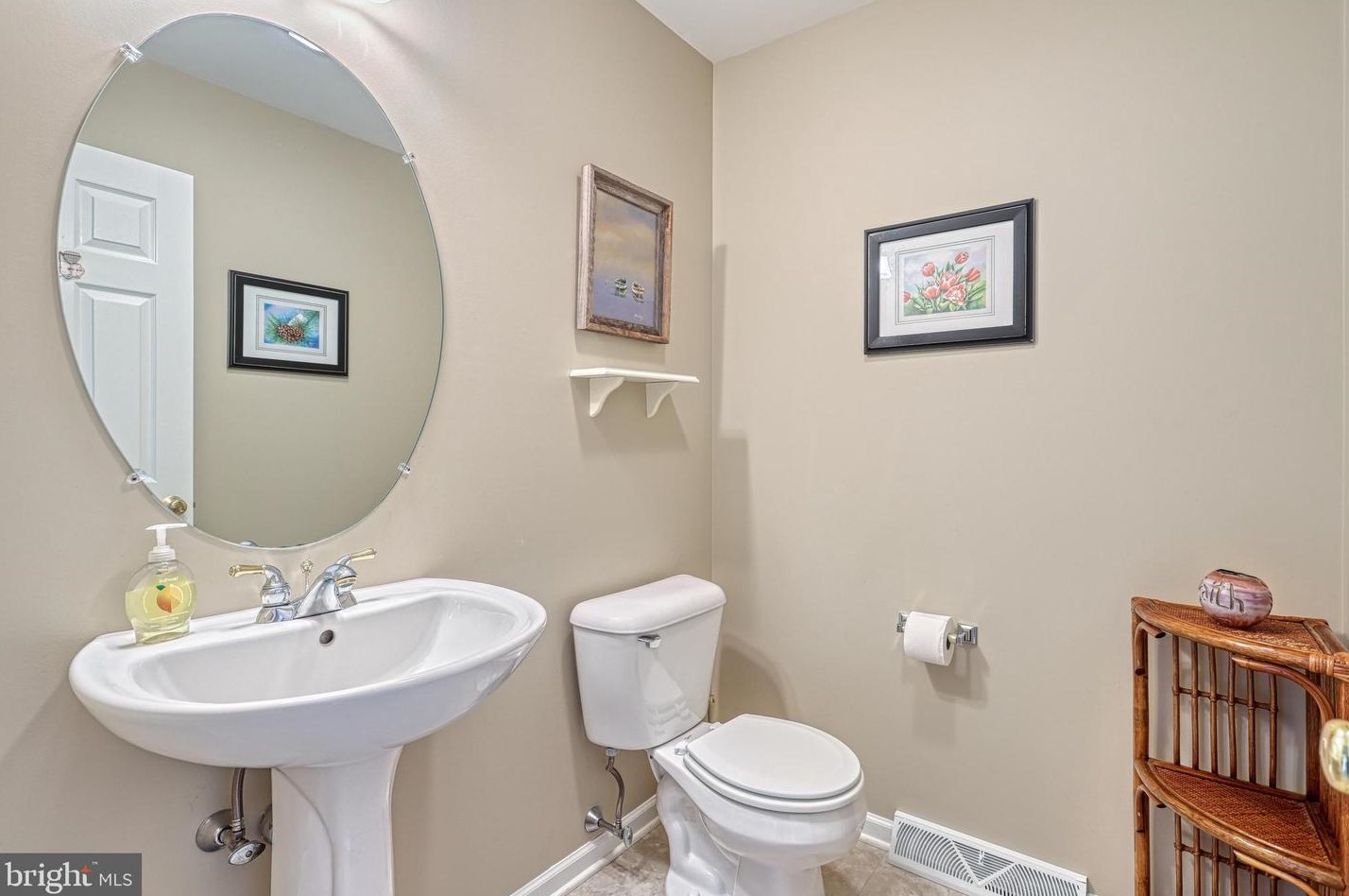 84 Cottonwood Ct, Carlisle PA  17013-8137 exterior