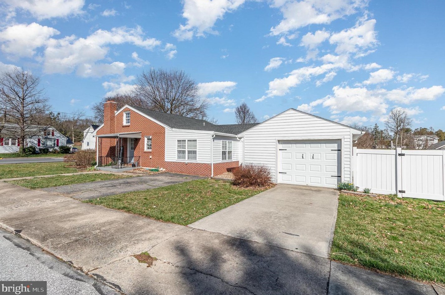 1001 Pitt St, Carlisle PA  17013-1427 exterior