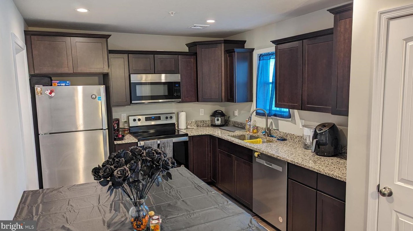 646 College St, Carlisle, PA 17013-1842