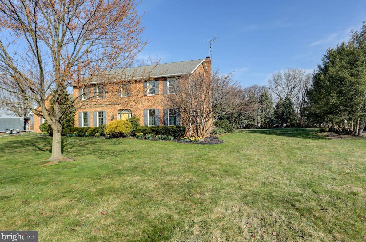 8 Summit Dr, Lees Cross Roads, PA 17257-9718