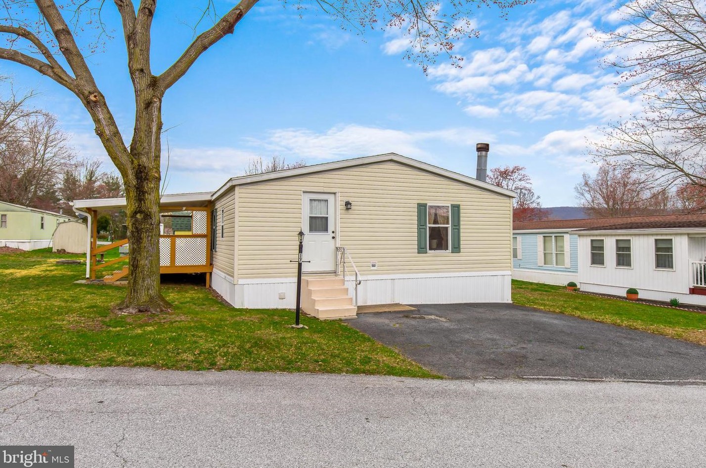 17 Cherry Ln, Carlisle PA 17015-7852 exterior