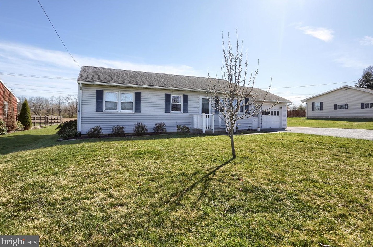 1570 Newville Rd, Carlisle, PA 17015-9489