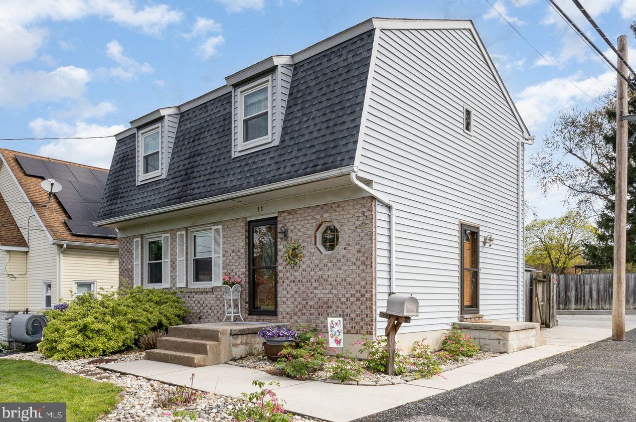 11 Givler Ave, West Enola, PA 17025-2223