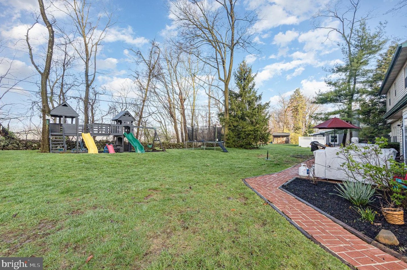 140 Hickory Rd, Carlisle PA  17015-9704 exterior