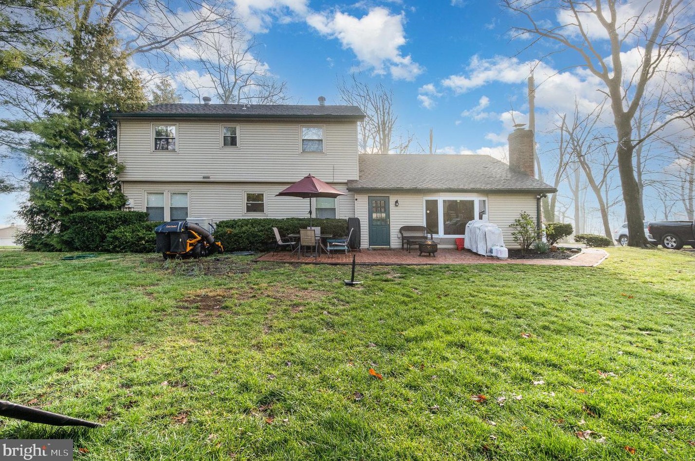 140 Hickory Rd, Carlisle PA  17015-9704 exterior