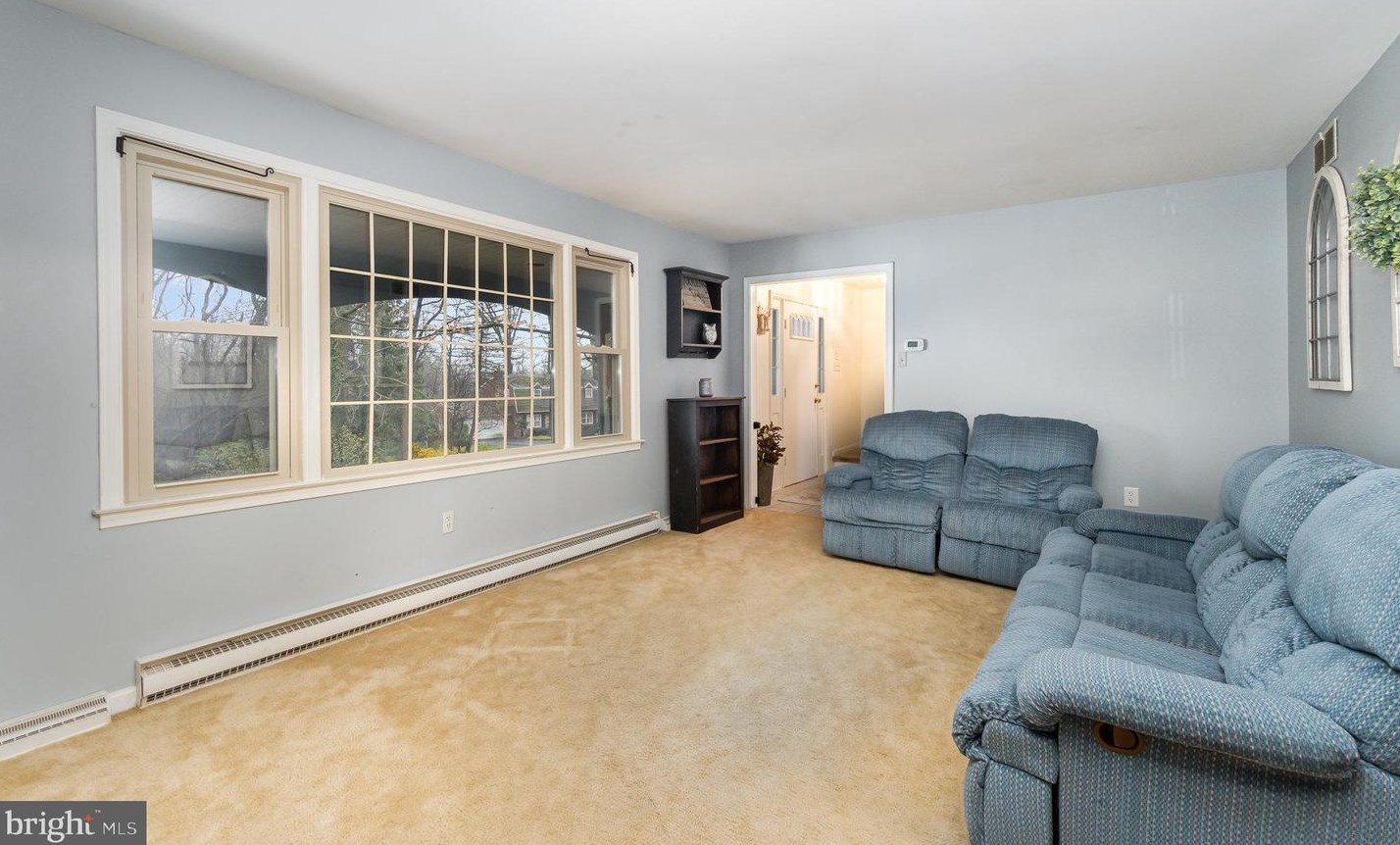 140 Hickory Rd, Carlisle PA  17015-9704 exterior