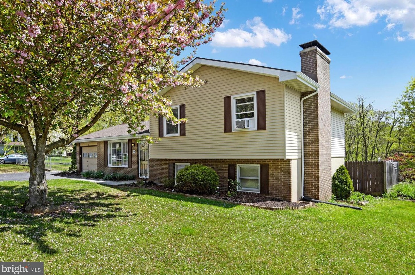 606 Lavina Dr, Navy Sup Dpt, PA 17055